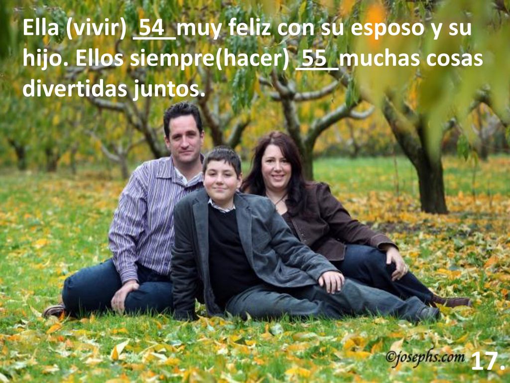 Ella (vivir) 54 muy feliz con su esposo y su hijo