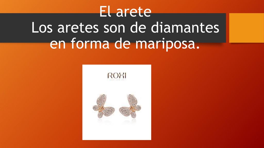 El arete Los aretes son de diamantes en forma de mariposa.