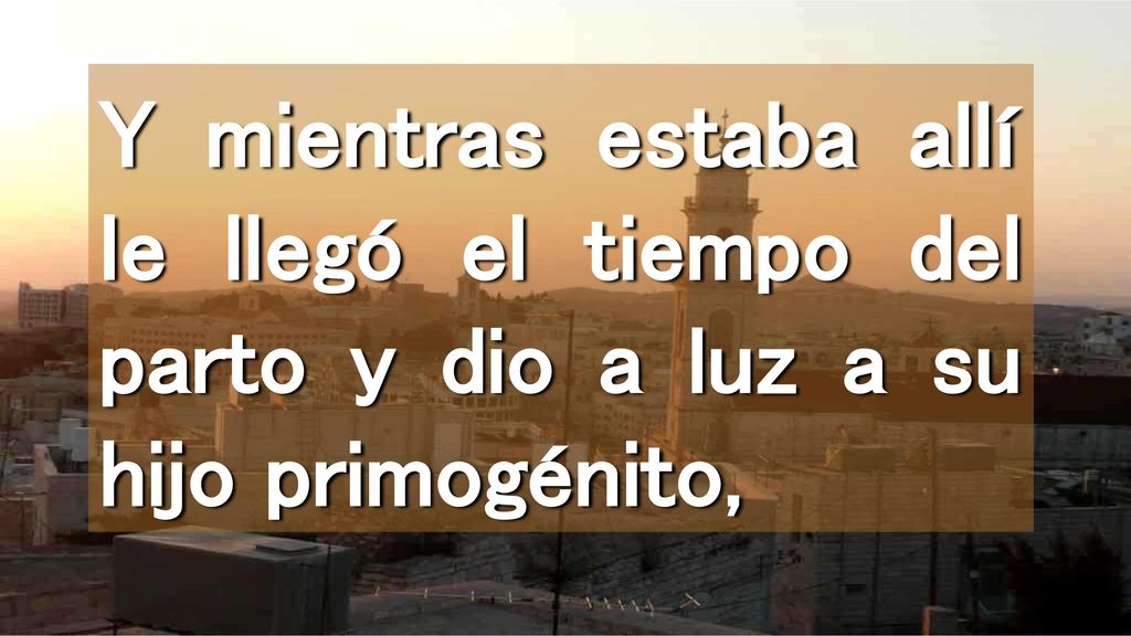 Y mientras estaba allí le llegó el tiempo del parto y dio a luz a su hijo primogénito,
