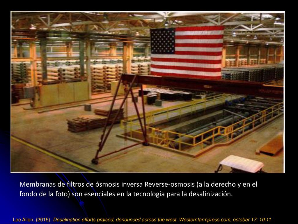 Membranas de filtros de ósmosis inversa Reverse-osmosis (a la derecho y en el fondo de la foto) son esenciales en la tecnología para la desalinización.