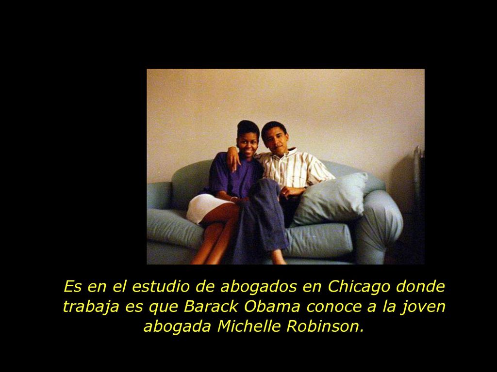 Es en el estudio de abogados en Chicago donde trabaja es que Barack Obama conoce a la joven abogada Michelle Robinson.