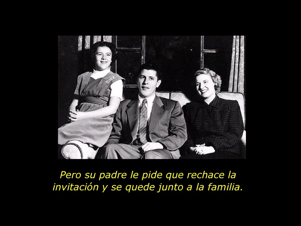 Pero su padre le pide que rechace la invitación y se quede junto a la familia.