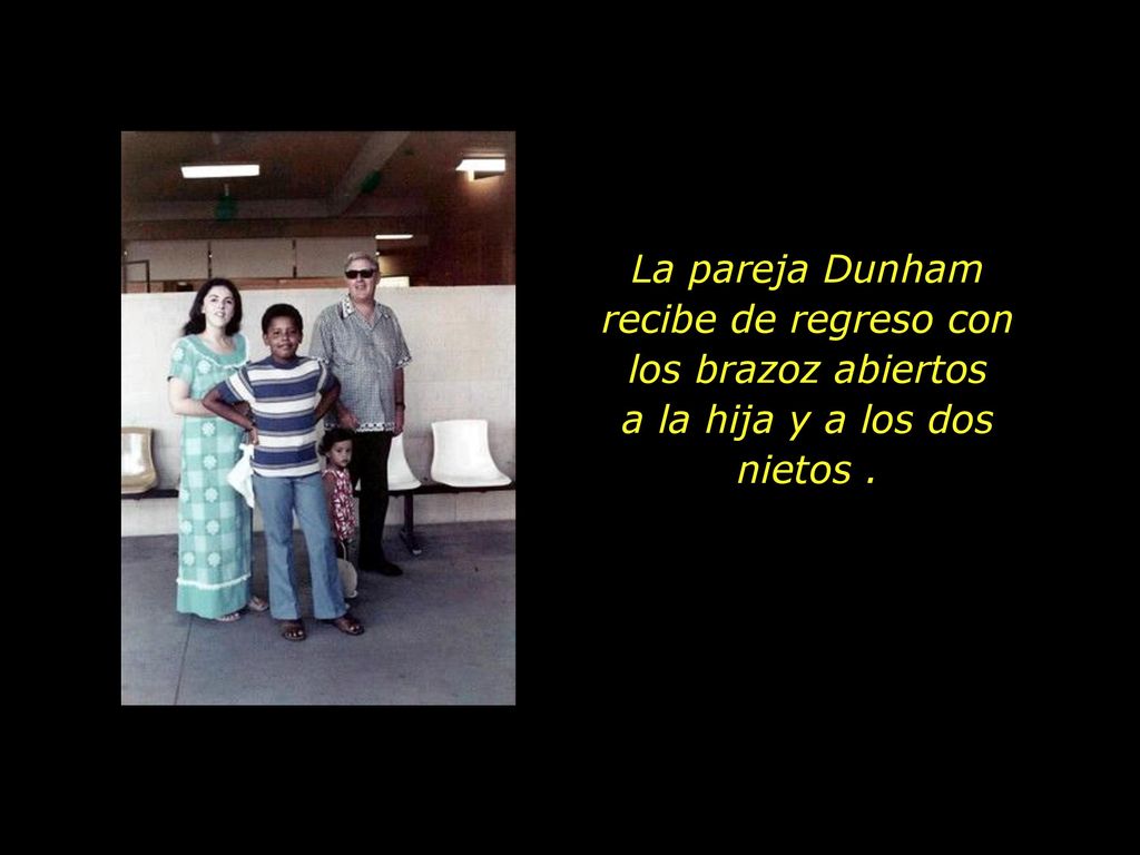 La pareja Dunham recibe de regreso con los brazoz abiertos a la hija y a los dos nietos .