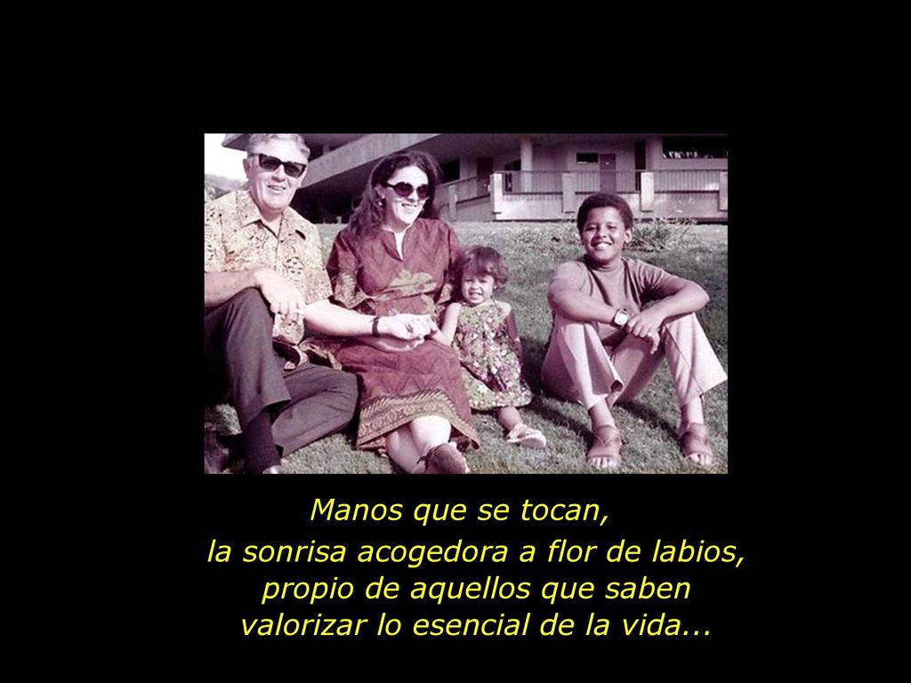 Manos que se tocan, la sonrisa acogedora a flor de labios, propio de aquellos que saben valorizar lo esencial de la vida...