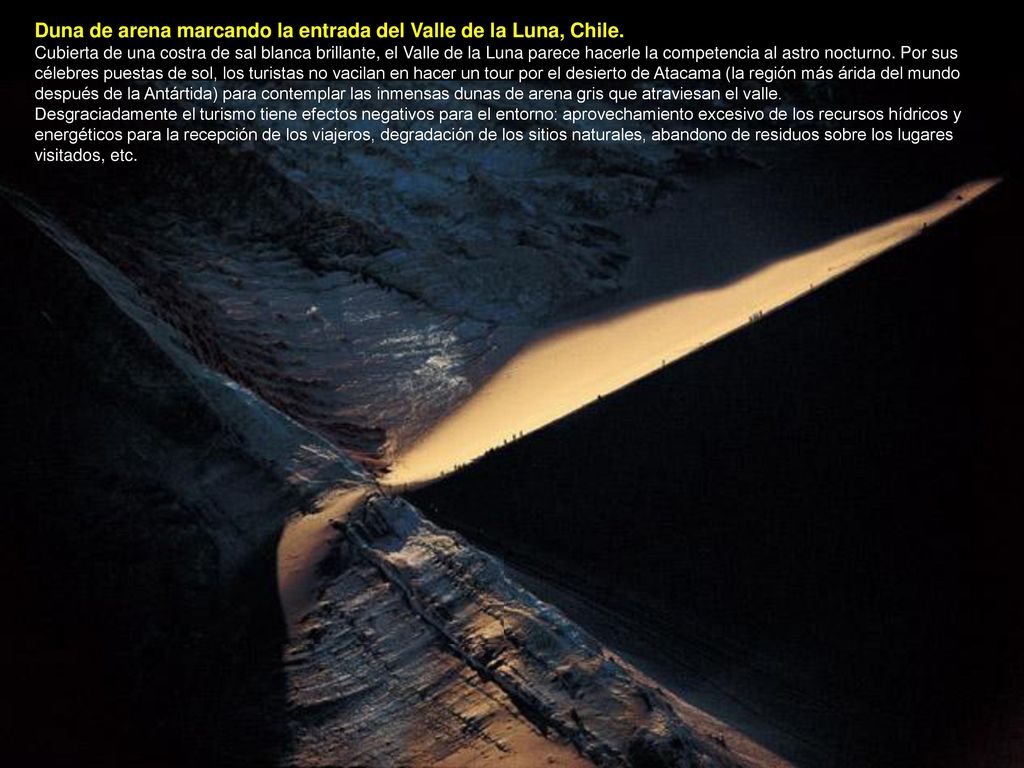 Duna de arena marcando la entrada del Valle de la Luna, Chile.