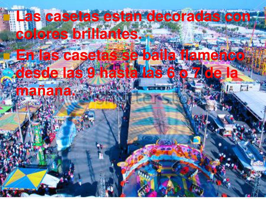 Las casetas estan decoradas con colores brillantes.