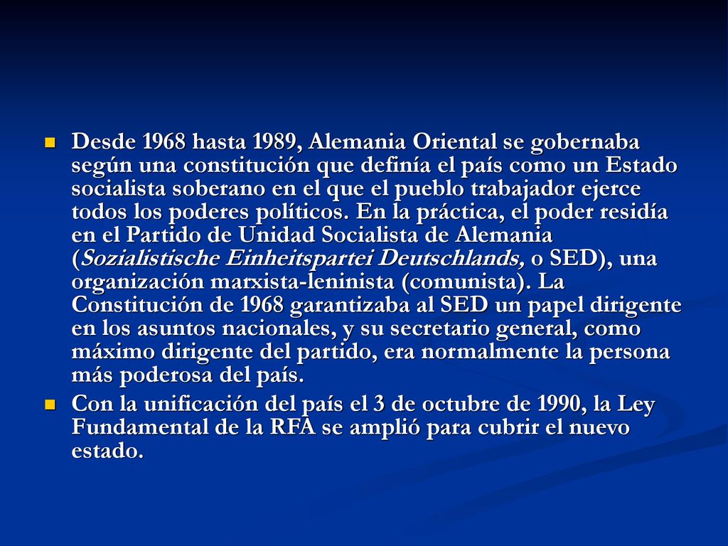 Desde 1968 hasta 1989, Alemania Oriental se gobernaba según una constitución que definía el país como un Estado socialista soberano en el que el pueblo trabajador ejerce todos los poderes políticos. En la práctica, el poder residía en el Partido de Unidad Socialista de Alemania (Sozialistische Einheitspartei Deutschlands, o SED), una organización marxista-leninista (comunista). La Constitución de 1968 garantizaba al SED un papel dirigente en los asuntos nacionales, y su secretario general, como máximo dirigente del partido, era normalmente la persona más poderosa del país.