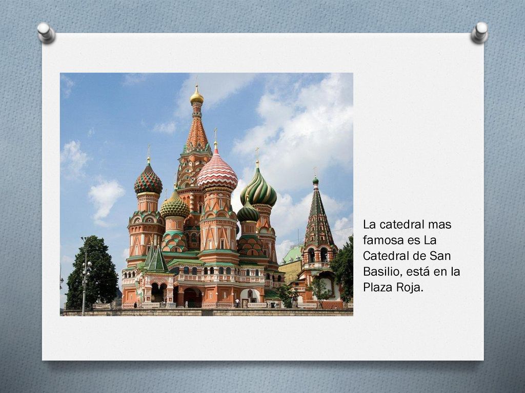 La catedral mas famosa es La Catedral de San Basilio, está en la Plaza Roja.