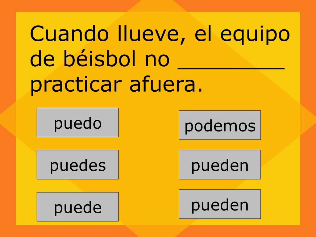 Cuando llueve, el equipo de béisbol no ________ practicar afuera.