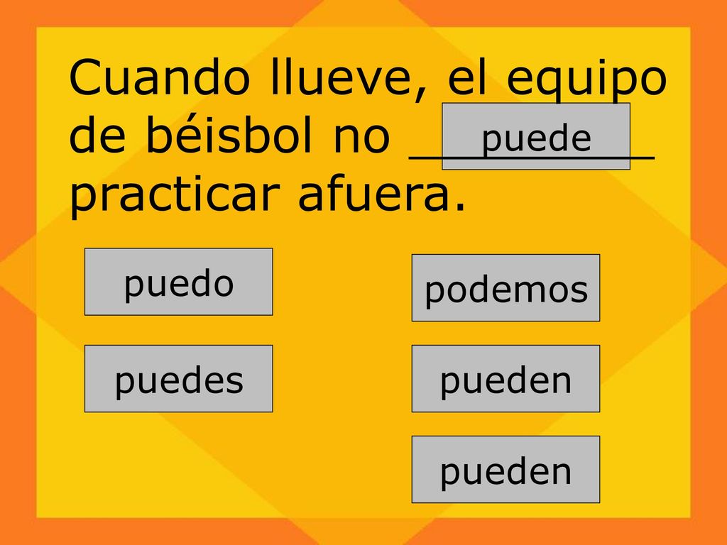 Cuando llueve, el equipo de béisbol no ________ practicar afuera.