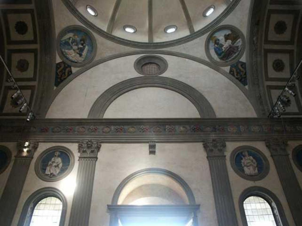 Por último, Brunelleschi utiliza el bicromatismo para enfatizar esa perfección geométrica del diseño que tanto debe a la perspectiva.