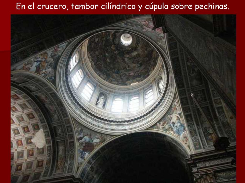 En el crucero, tambor cilíndrico y cúpula sobre pechinas.