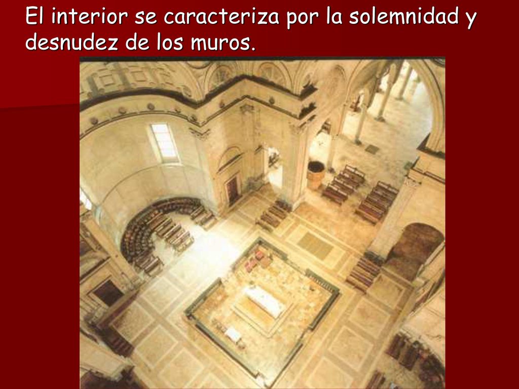 El interior se caracteriza por la solemnidad y desnudez de los muros.