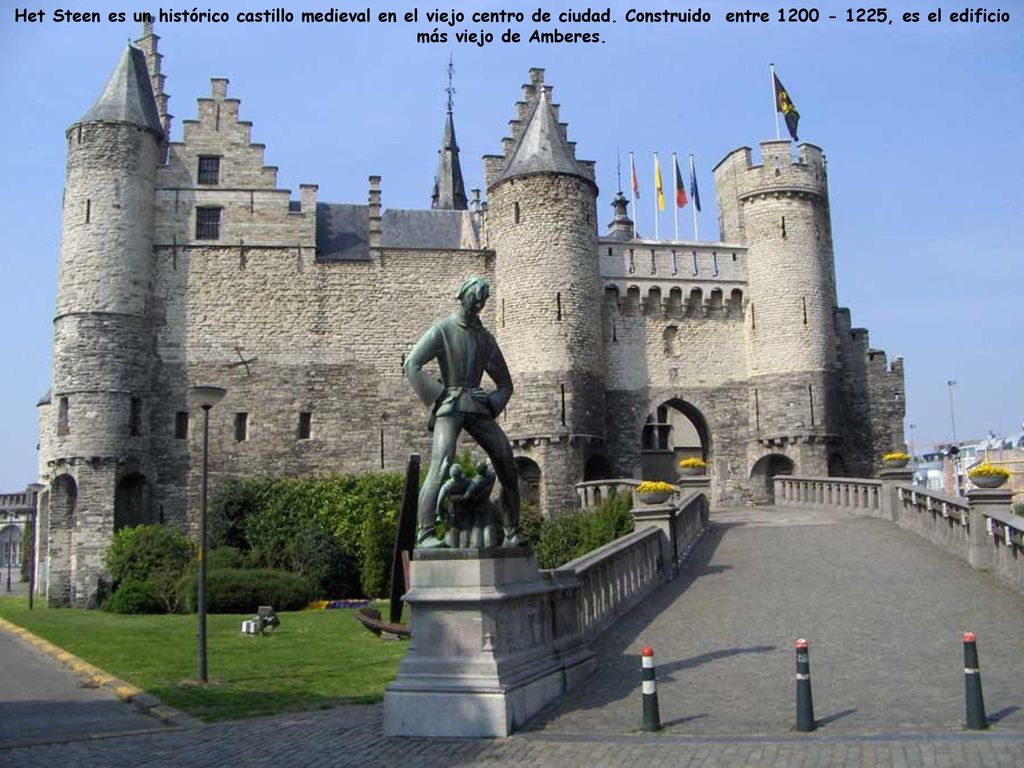 Het Steen es un histórico castillo medieval en el viejo centro de ciudad.