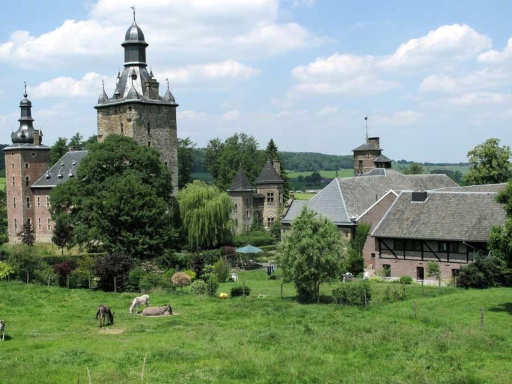 Castillo Beusdael en Sippenaken del siglo XIV situado a corta distancia al sur de la frontera con Holanda