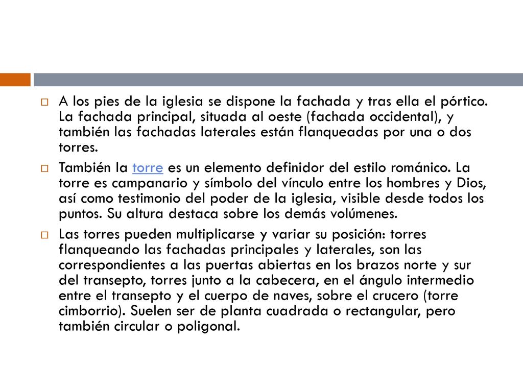 A los pies de la iglesia se dispone la fachada y tras ella el pórtico