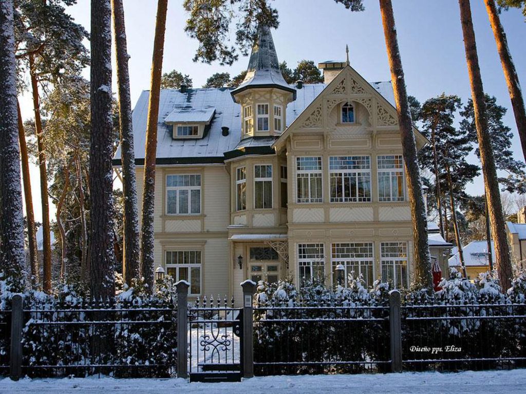 Jurmala es a menudo llamada Riviera Letona y es una ciudad turística famosa por sus 33 km de largo playa de arena enmarcada por dunas y pinares.