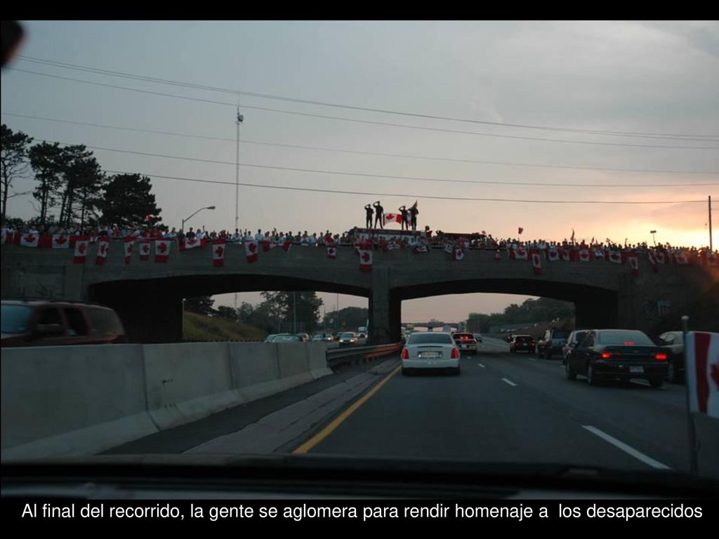 Al final del recorrido, la gente se aglomera para rendir homenaje a los desaparecidos