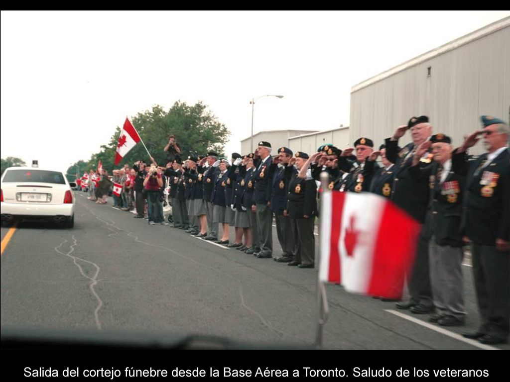 Salida del cortejo fúnebre desde la Base Aérea a Toronto