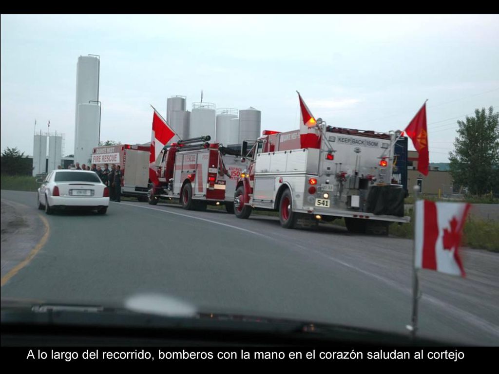 A lo largo del recorrido, bomberos con la mano en el corazón saludan al cortejo