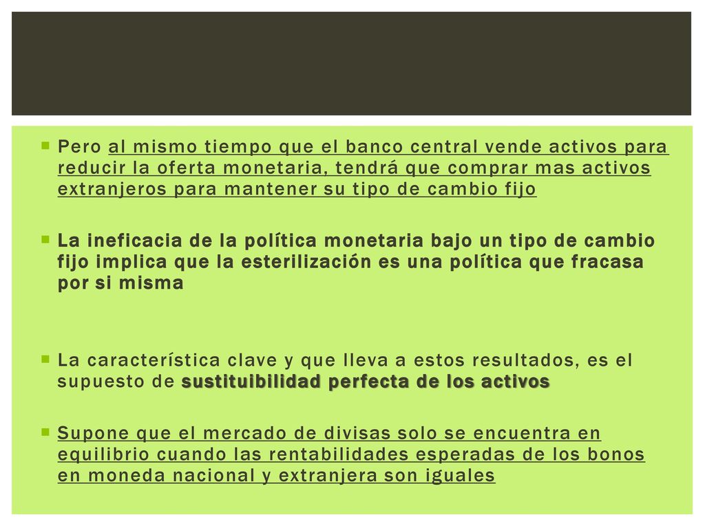 Pero al mismo tiempo que el banco central vende activos para reducir la oferta monetaria, tendrá que comprar mas activos extranjeros para mantener su tipo de cambio fijo