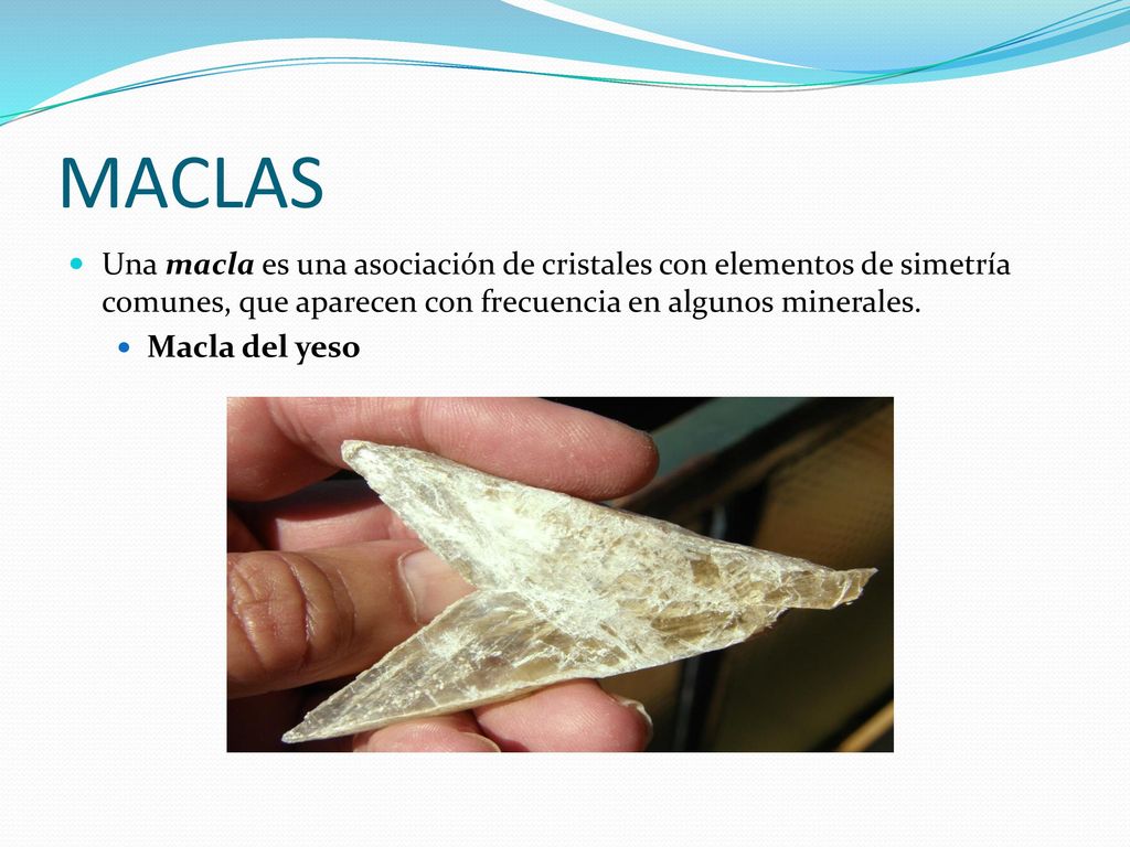 MACLAS Una macla es una asociación de cristales con elementos de simetría comunes, que aparecen con frecuencia en algunos minerales.