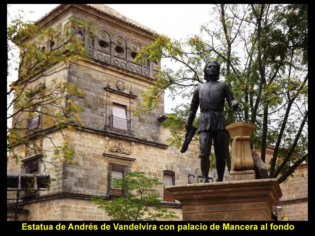 Estatua de Andrés de Vandelvira con palacio de Mancera al fondo