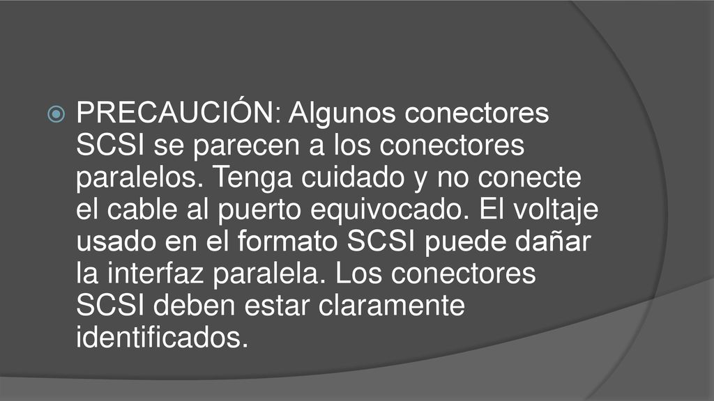 PRECAUCIÓN: Algunos conectores SCSI se parecen a los conectores paralelos.