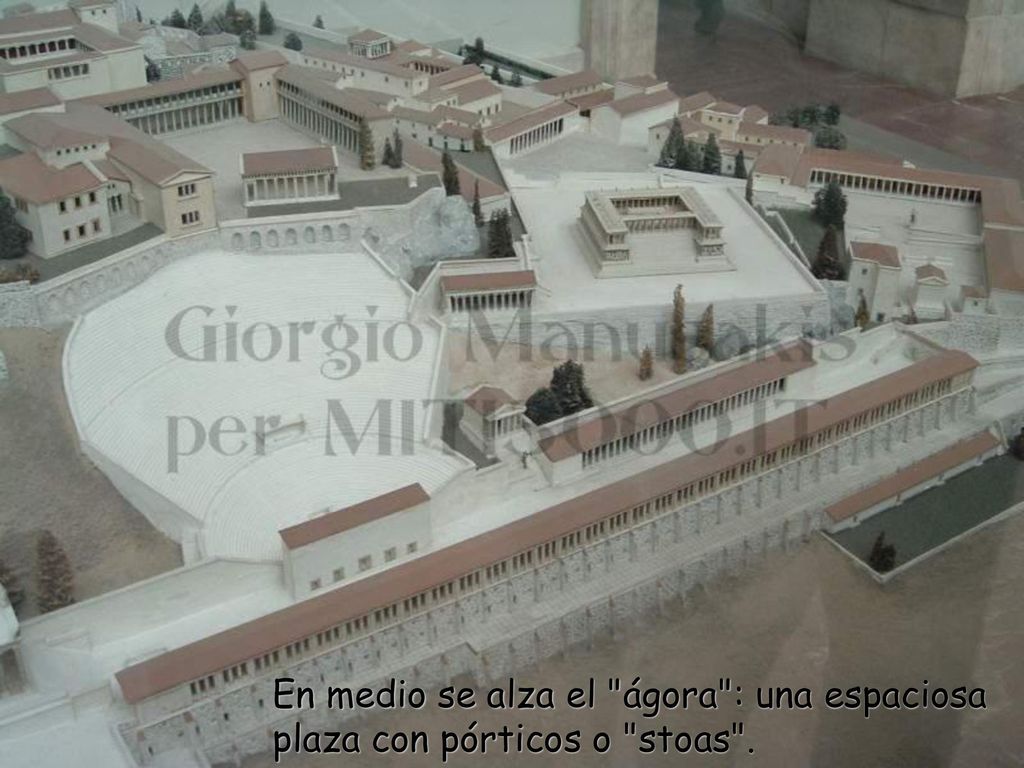 En medio se alza el ágora : una espaciosa plaza con pórticos o stoas .