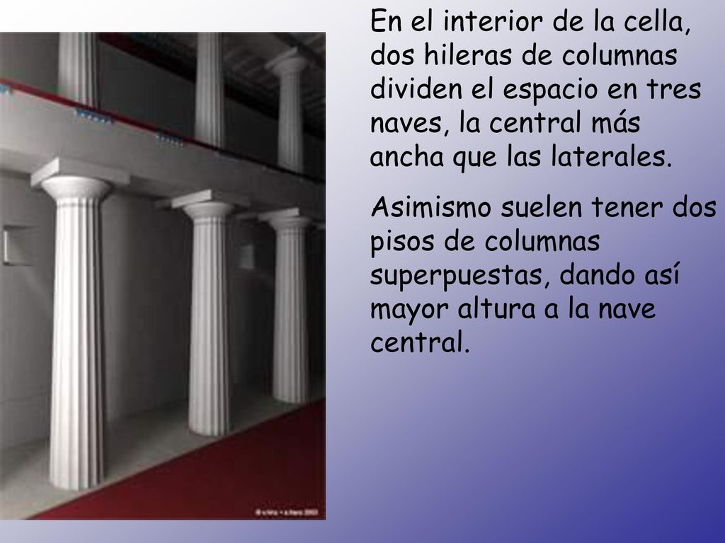 En el interior de la cella, dos hileras de columnas dividen el espacio en tres naves, la central más ancha que las laterales.