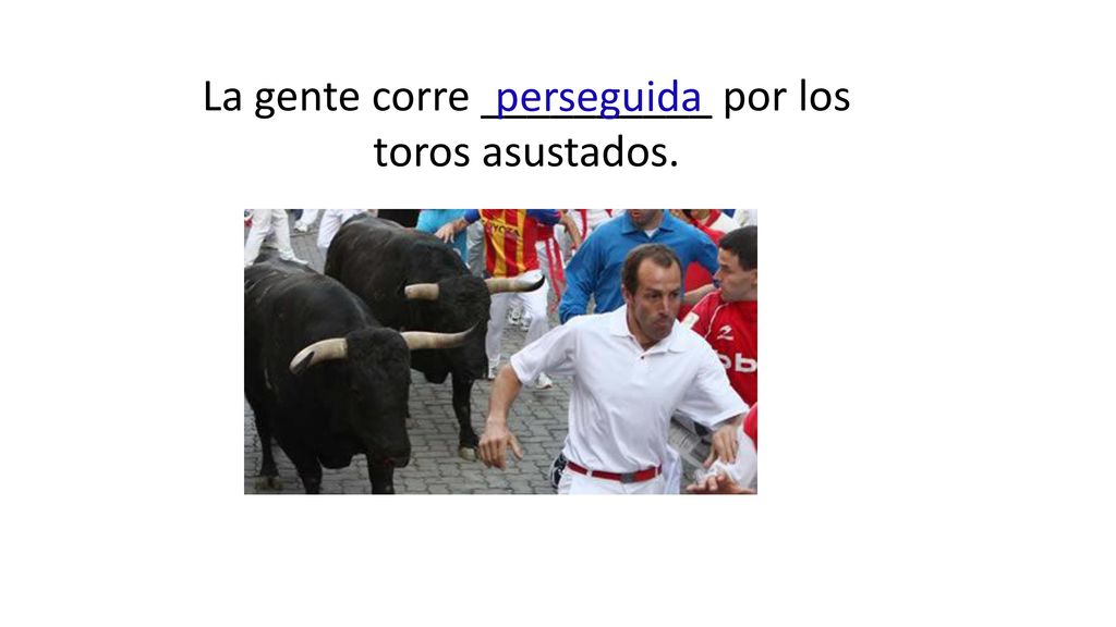 La gente corre __________ por los toros asustados.