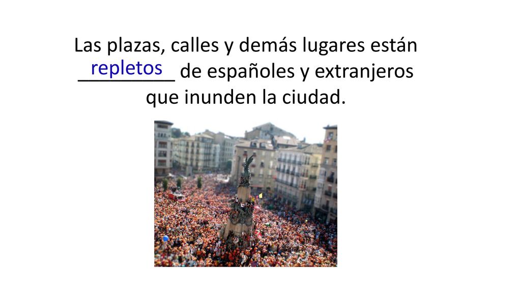 Las plazas, calles y demás lugares están _________ de españoles y extranjeros que inunden la ciudad.