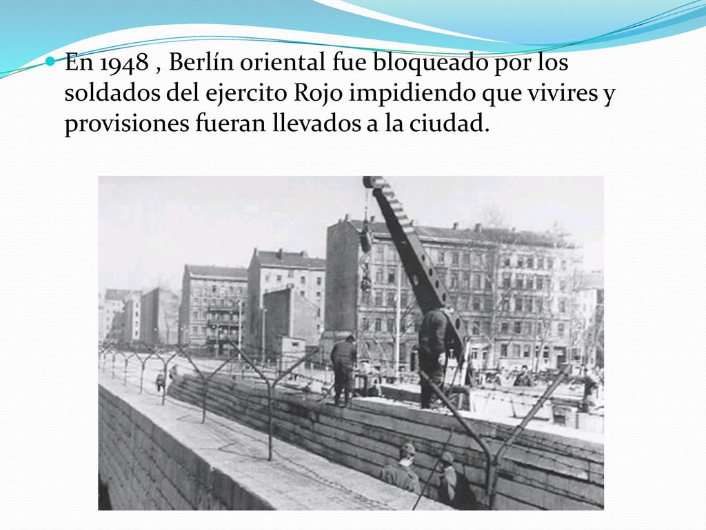 En 1948 , Berlín oriental fue bloqueado por los soldados del ejercito Rojo impidiendo que vivires y provisiones fueran llevados a la ciudad.