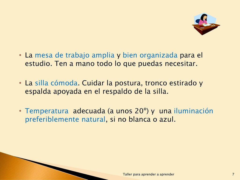 La mesa de trabajo amplia y bien organizada para el estudio