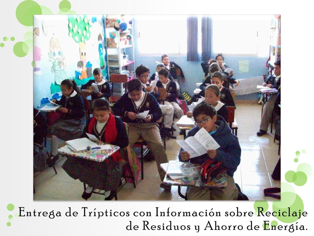 Entrega de Trípticos con Información sobre Reciclaje de Residuos y Ahorro de Energía.