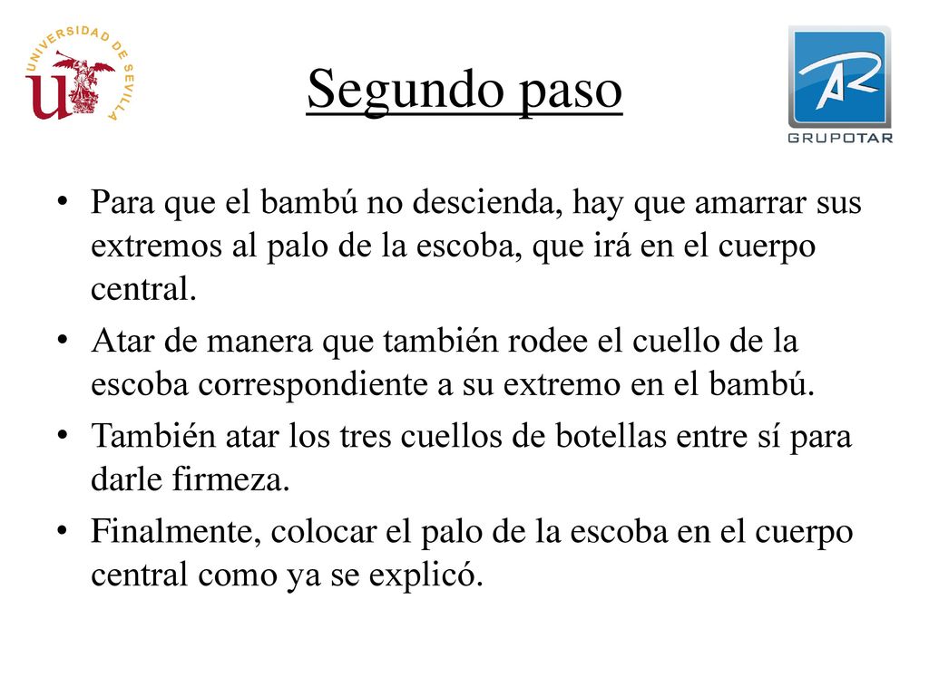 Segundo paso Para que el bambú no descienda, hay que amarrar sus extremos al palo de la escoba, que irá en el cuerpo central.
