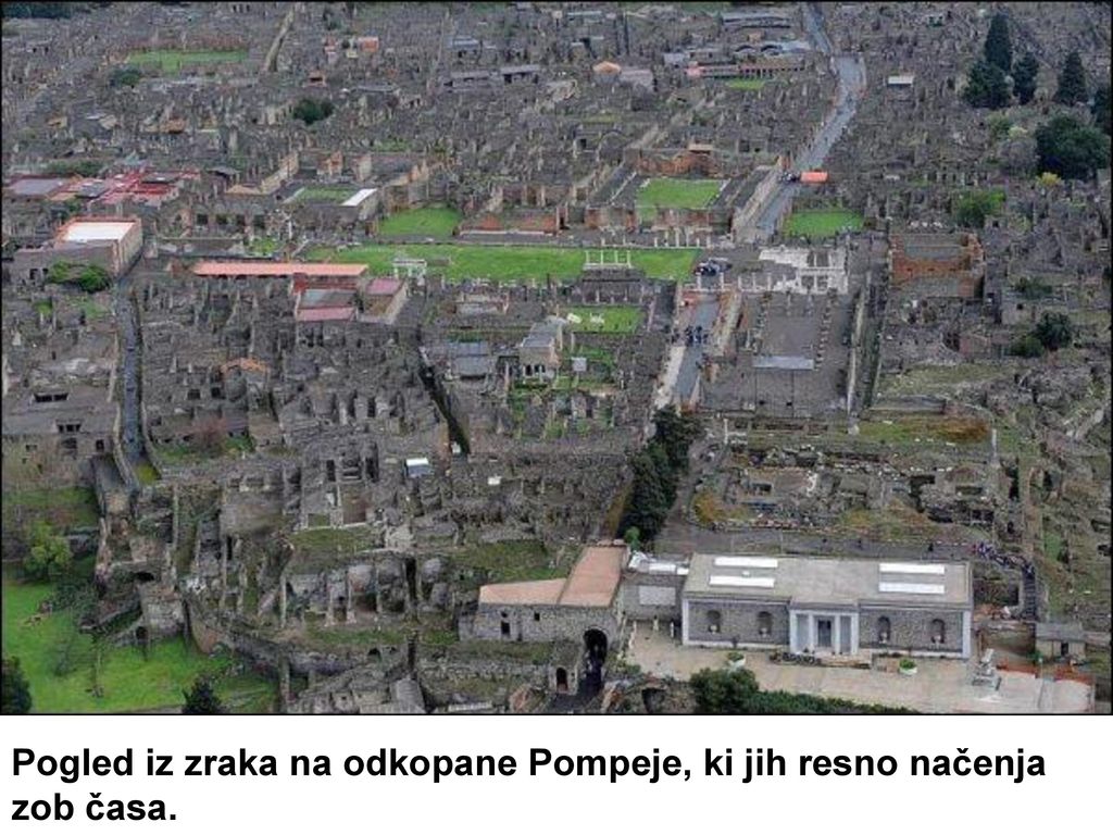 Pogled iz zraka na odkopane Pompeje, ki jih resno načenja zob časa.