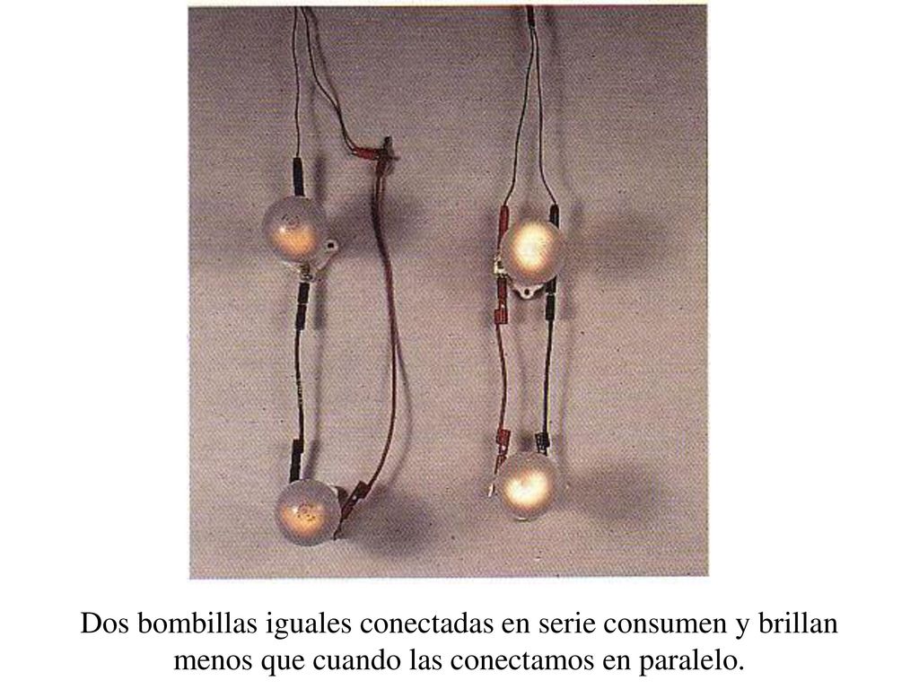 Dos bombillas iguales conectadas en serie consumen y brillan menos que cuando las conectamos en paralelo.