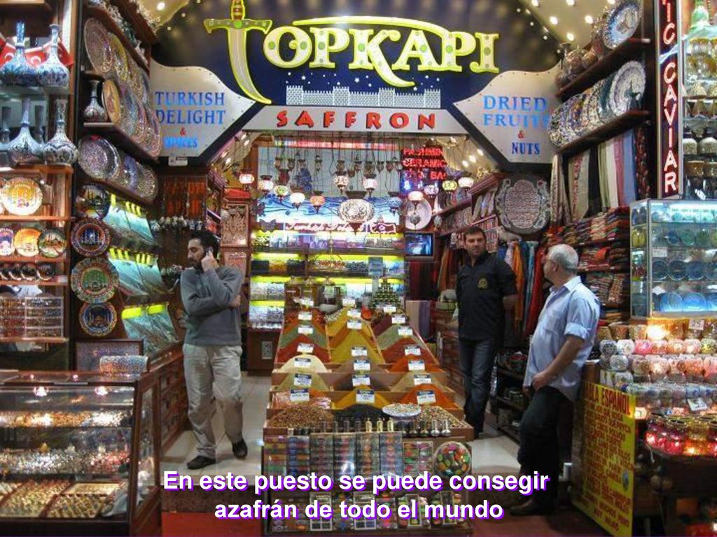 En este puesto se puede consegir azafrán de todo el mundo