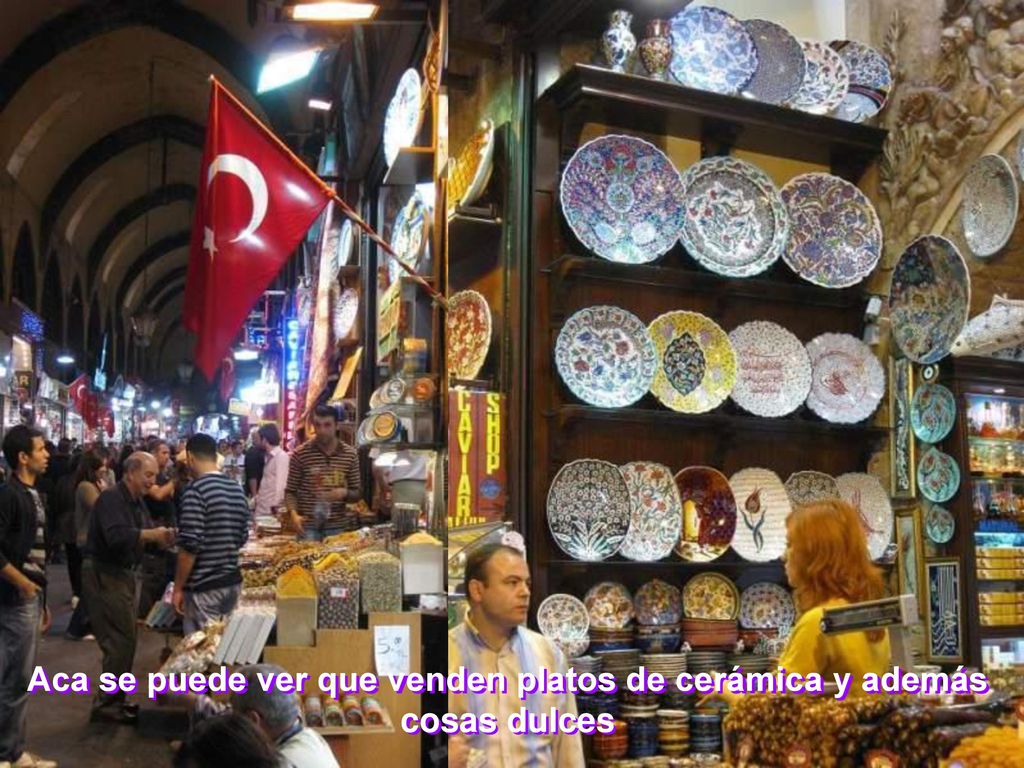 Aca se puede ver que venden platos de cerámica y además cosas dulces