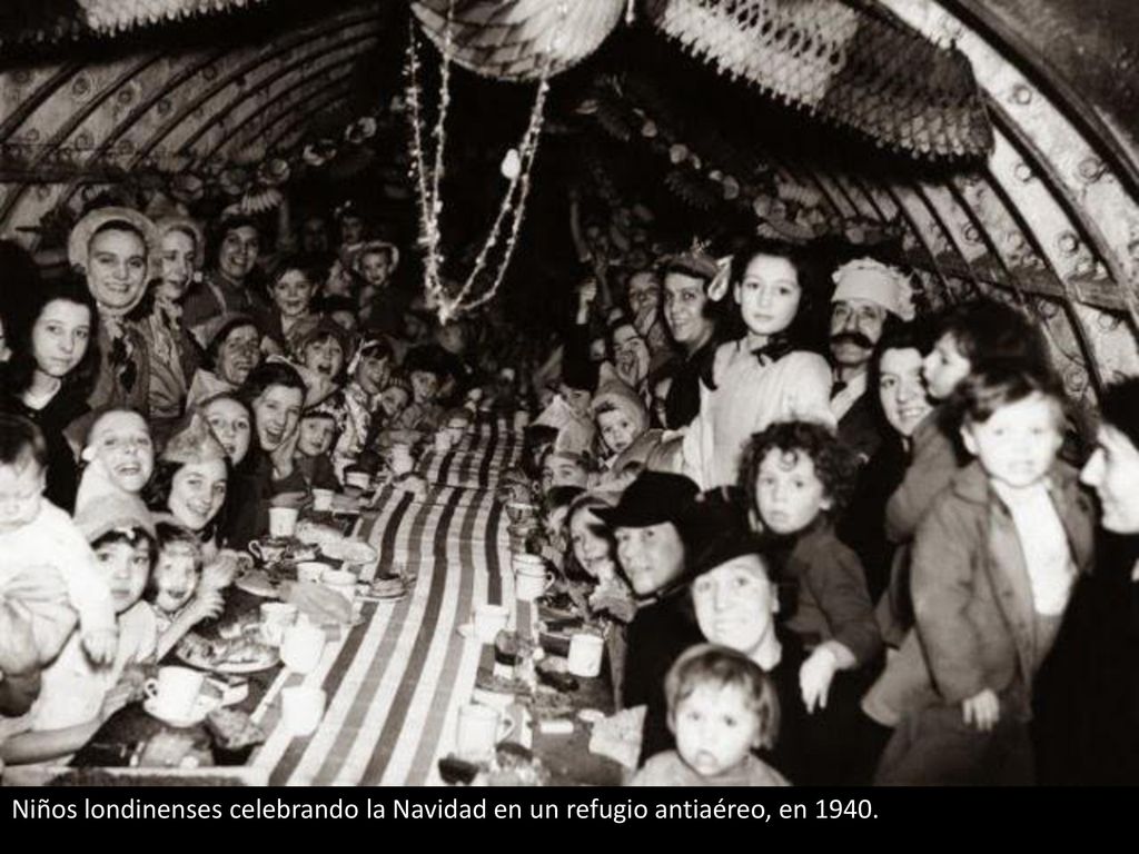 Niños londinenses celebrando la Navidad en un refugio antiaéreo, en 1940.