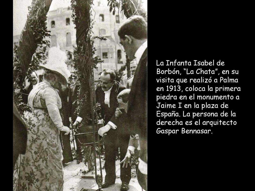 La Infanta Isabel de Borbón, La Chata , en su visita que realizó a Palma en 1913, coloca la primera piedra en el monumento a Jaime I en la plaza de España.