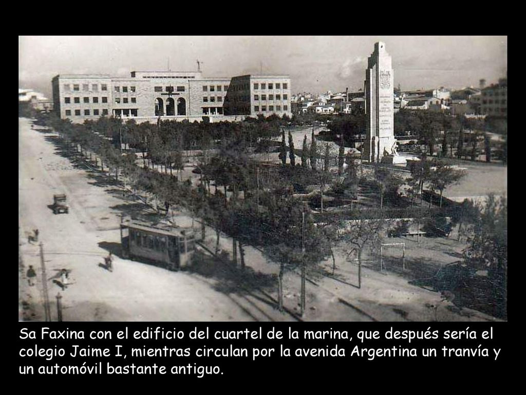 Sa Faxina con el edificio del cuartel de la marina, que después sería el colegio Jaime I, mientras circulan por la avenida Argentina un tranvía y un automóvil bastante antiguo.
