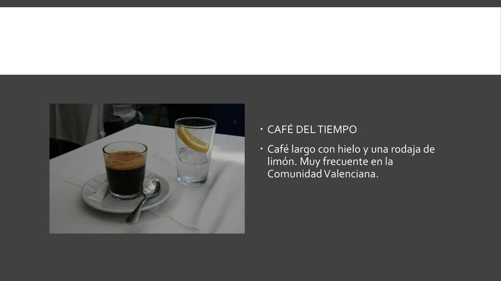 CAFÉ DEL TIEMPO Café largo con hielo y una rodaja de limón.