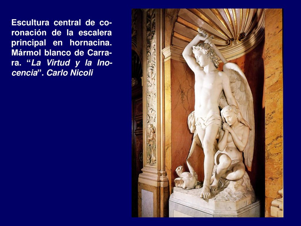Escultura central de co-ronación de la escalera principal en hornacina