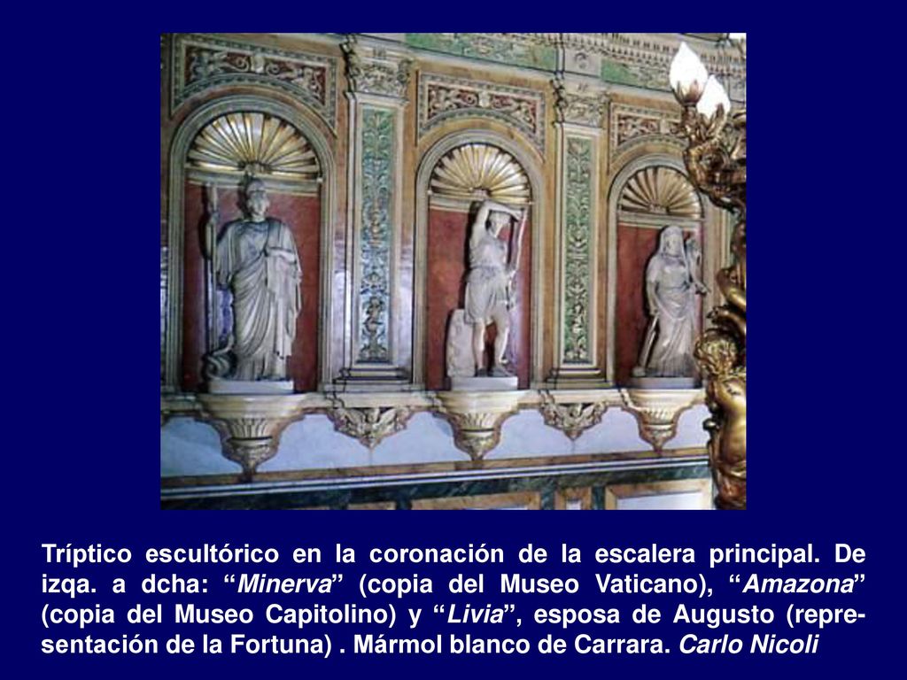 Tríptico escultórico en la coronación de la escalera principal.