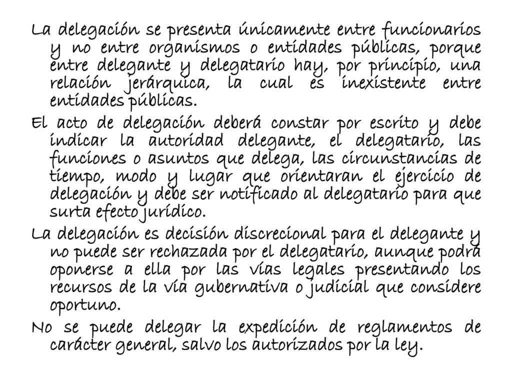 La delegación se presenta únicamente entre funcionarios y no entre organismos o entidades públicas, porque entre delegante y delegatario hay, por principio, una relación jerárquica, la cual es inexistente entre entidades públicas.