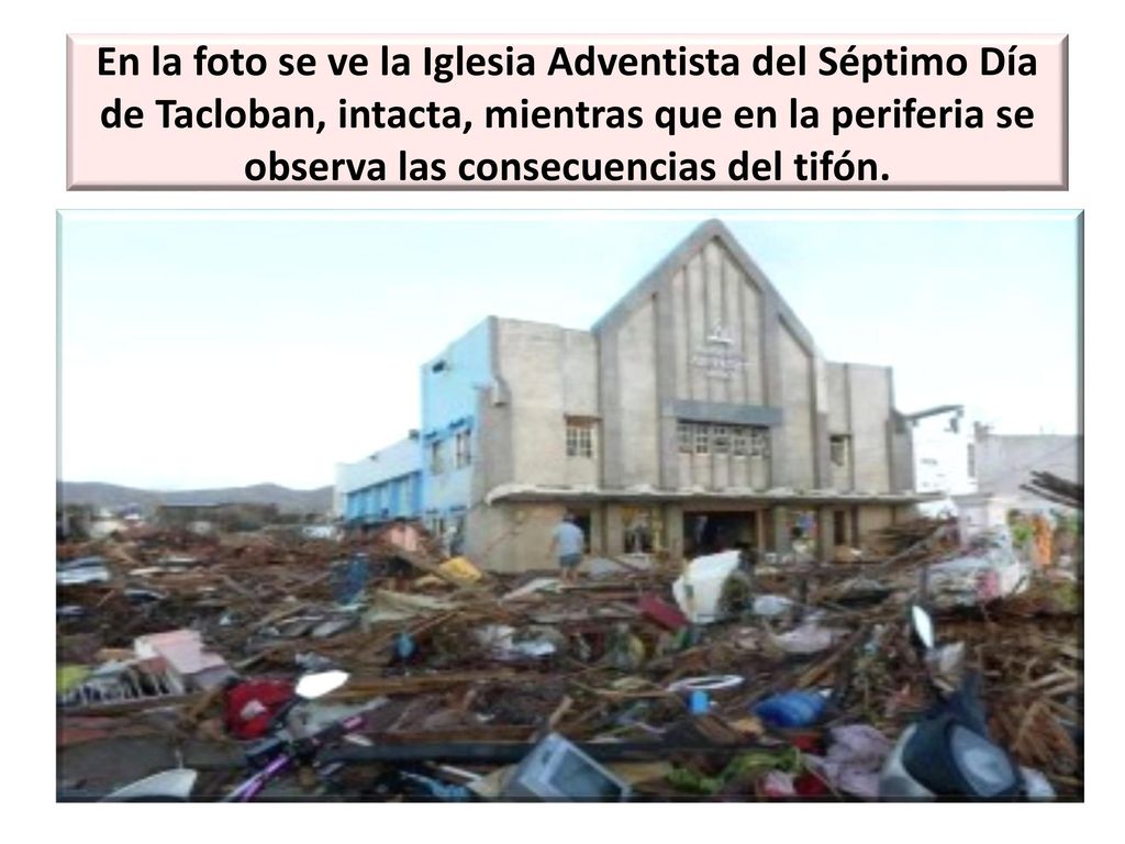 En la foto se ve la Iglesia Adventista del Séptimo Día de Tacloban, intacta, mientras que en la periferia se observa las consecuencias del tifón.