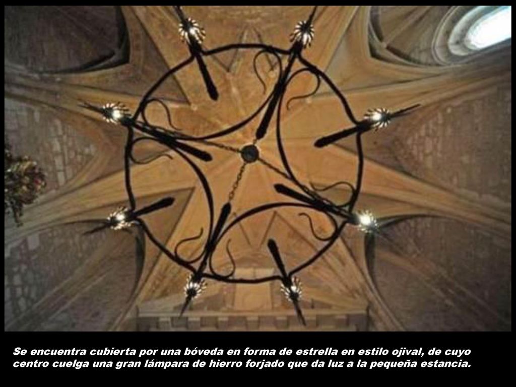 Se encuentra cubierta por una bóveda en forma de estrella en estilo ojival, de cuyo centro cuelga una gran lámpara de hierro forjado que da luz a la pequeña estancia.