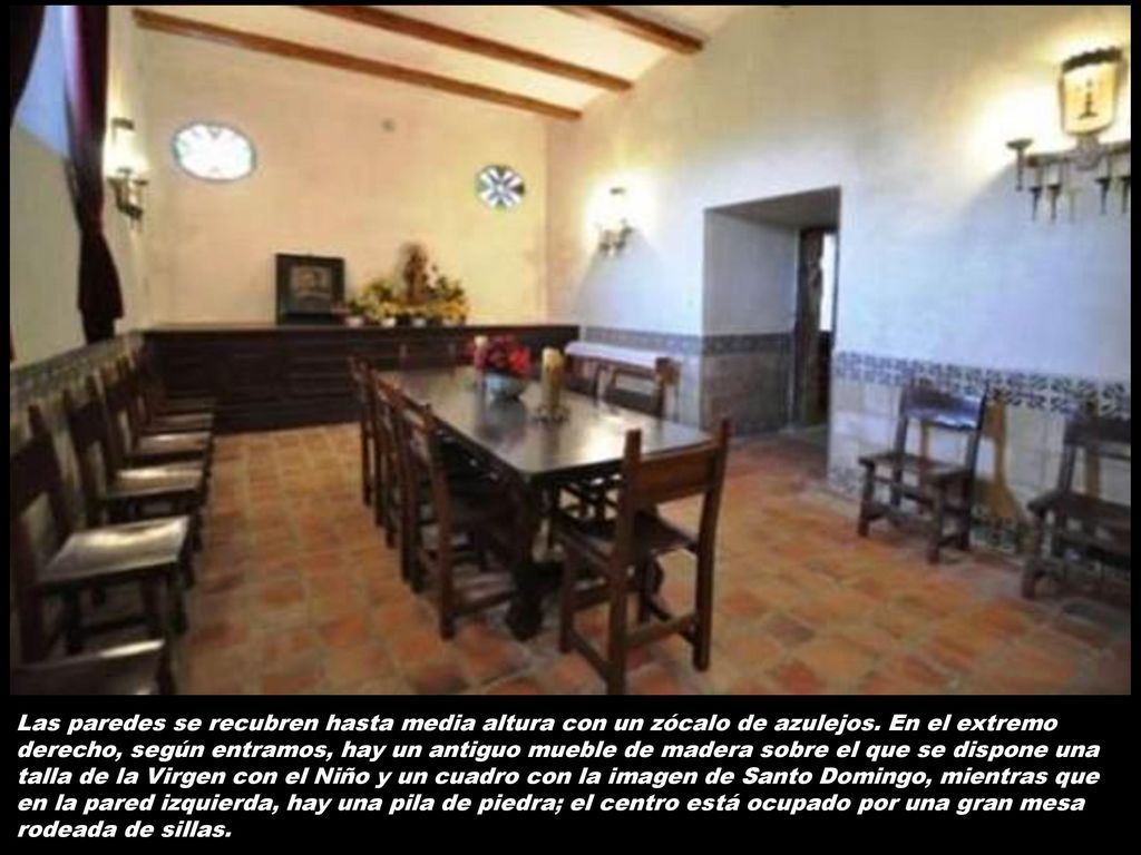 Las paredes se recubren hasta media altura con un zócalo de azulejos